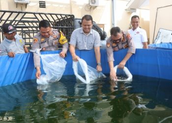 Polres Batu Bara Bersama Kadis Perikanan Taburkan Benih Ikan Lele dan Gurami