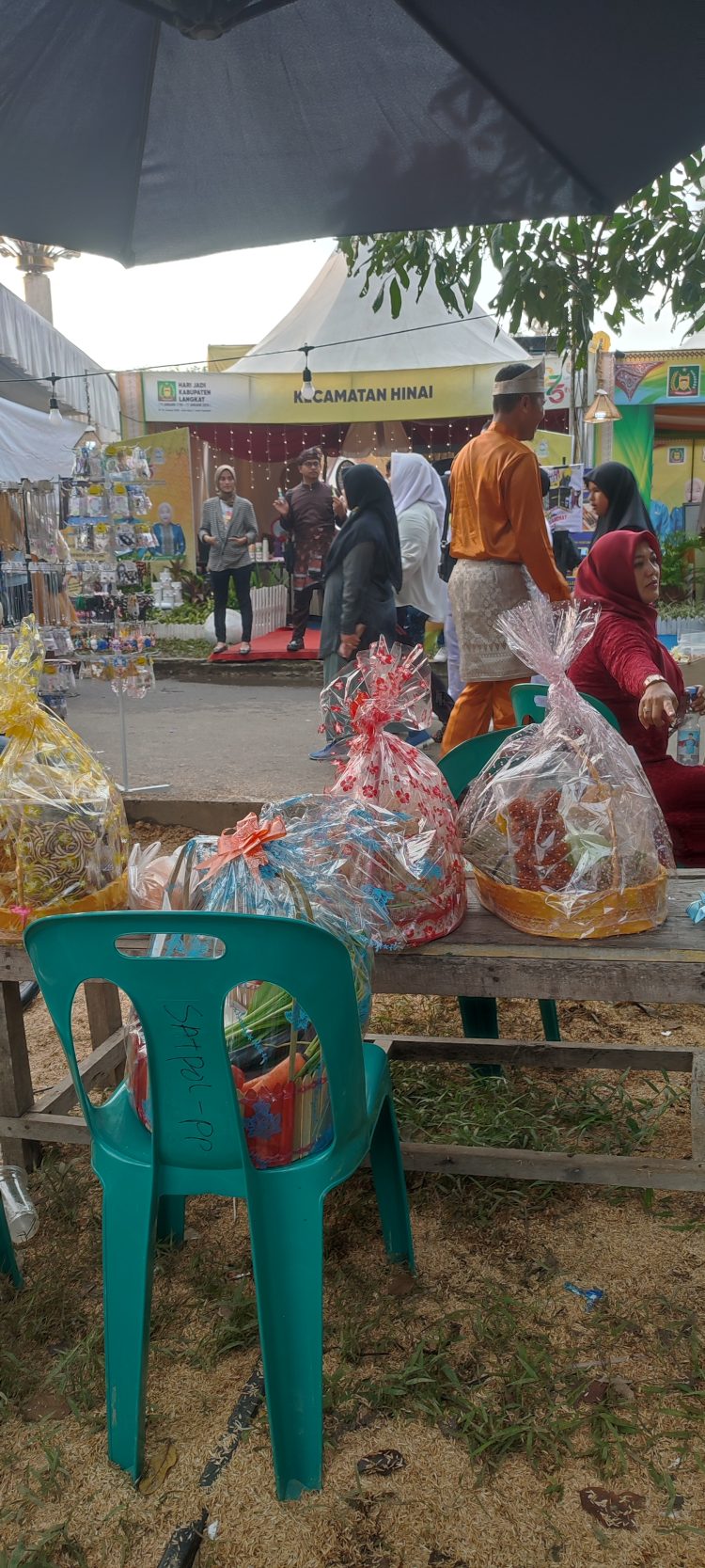 Satpol PP Hilir Mudik Membawa Parsel Pj Bupati Langkat di Acara Hari Jadi Langkat ke 275