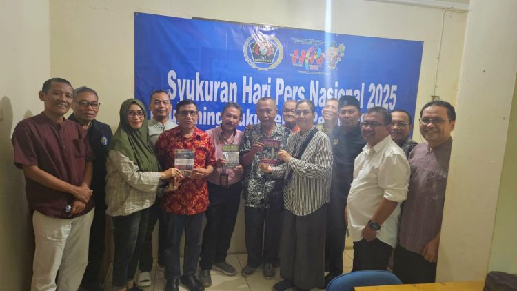 Suasana Kekeluargaan Warnai Bukber PWI dan Launching Buku Pernak Pernik HPN 2025