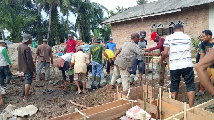  Anggota DPRD Langkat, Nazlan  Letakkan Batu Pertama Masjid Nurul Huda Desa Perkotaan Secanggang