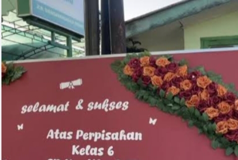 Pak Marmuj dan Karangan Bunga Perpisahan Siswa (73)