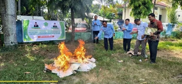Cegah Penyalahgunaan, Kakan Kemenag Deli Serdang Musnahkan Ribuan Dokumen Nikah Kedaluwarsa 