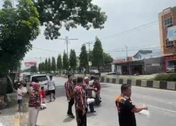 Laskar Merah Putih Kabupaten Langkat laksanakan Jumat Barokah & Bagikan 200 Bendera Merah Putih