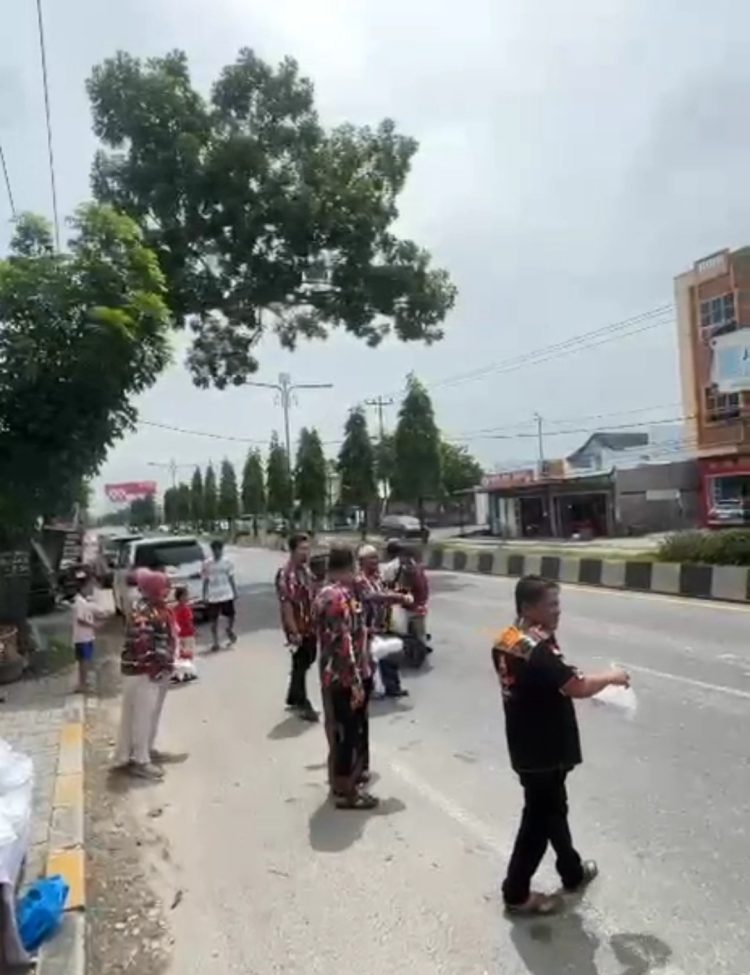 Laskar Merah Putih Kabupaten Langkat laksanakan Jumat Barokah & Bagikan 200 Bendera Merah Putih
