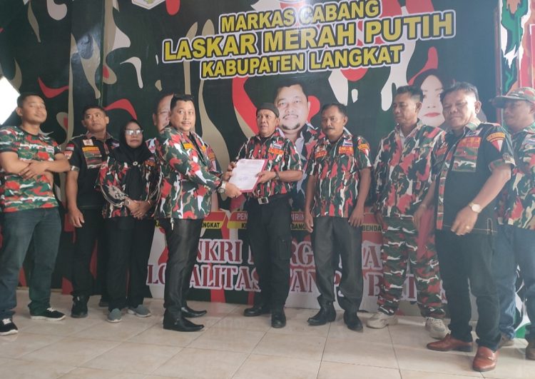 Bertepatan dengan perayaan HUT RI ke-80, Ketua Pengadilen Sembiring Serahkan SK MAC Stabat dan Gebang