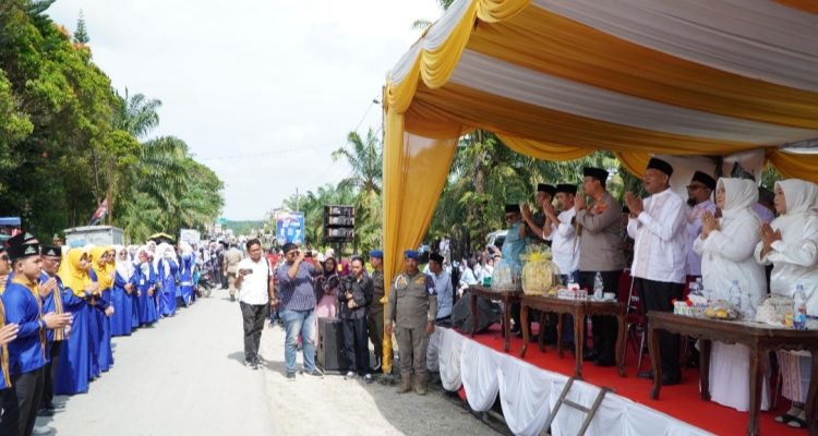 Bupati Langkat Lepas Pawai Taaruf dan Lantik Dewan Hakim MTQ ke-58 di Sawit Seberang
