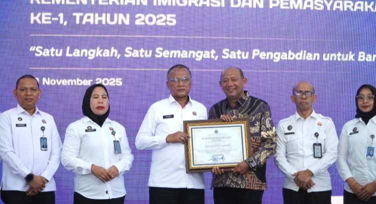 Bupati Syah Afandin Terima Penghargaan pada Hari Bhakti Kemen Imigrasi dan Kemasyarakatan