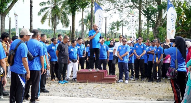 Gerak Jalan Santai HGN 2025, Bupati Syah Afandin Tekankan Penguatan Peran dan Kesejahteraan Guru