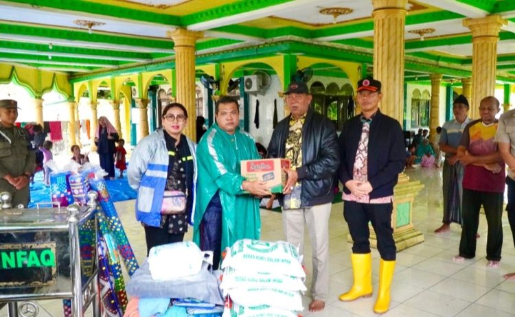 Bupati Langkat Tinjau Langsung dan Salurkan Bantuan untuk Warga Terdampak Banjir