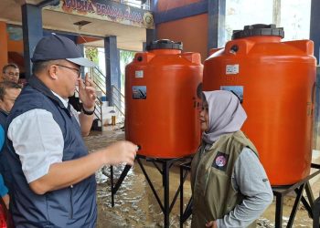Kepala BRIN Prof Arif Satria Tinjau dan Bantu Korban Bencana Sumatera di Aceh