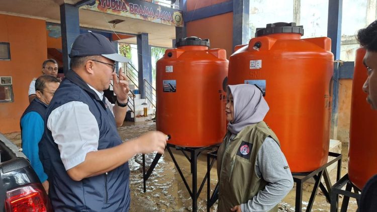 Kepala BRIN Prof Arif Satria Tinjau dan Bantu Korban Bencana Sumatera di Aceh