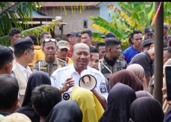 Lewati Akses Terputus, Syah Afandin Sambangi Warga Terisolir dan Pastikan Mereka Tak Ditinggalkan