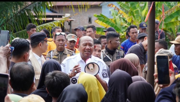 Lewati Akses Terputus, Syah Afandin Sambangi Warga Terisolir dan Pastikan Mereka Tak Ditinggalkan