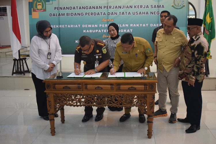 Sekretaris DPRD dan Kajari Langkat Teken MoU Penanganan Masalah Hukum