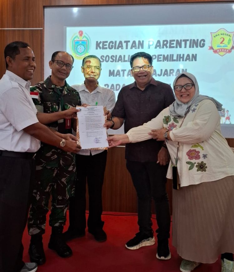 Dukung Pengembangan Potensi Siswa, SMAN 2 Medan Gelar Parenting dan Serahkan SK Komite