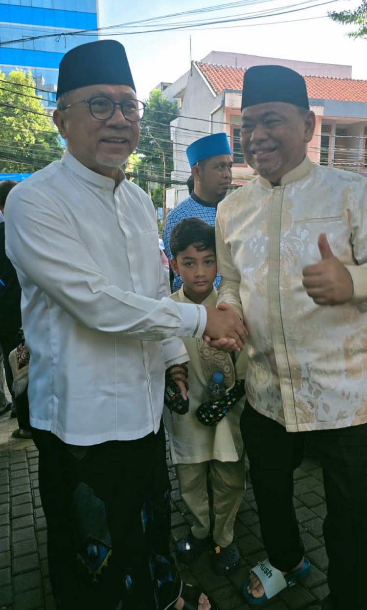 Ketua FPAN DPRD Sumut Yahdi Khoir dan Keluarga Salat Ied Bersama Ketum Zulkifli Hasan