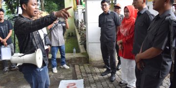 Usai Rapat Paripurna Mendengarkan Pidato Presiden, Ketua DPRD Langkat Temui Pengunjuk Rasa Tunggal Adi Nugraha